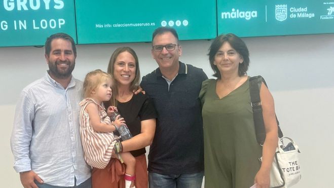 La familia de Gabriela con los investigadores en el congreso. La familia de Gabriela con los investigadores en el congreso.