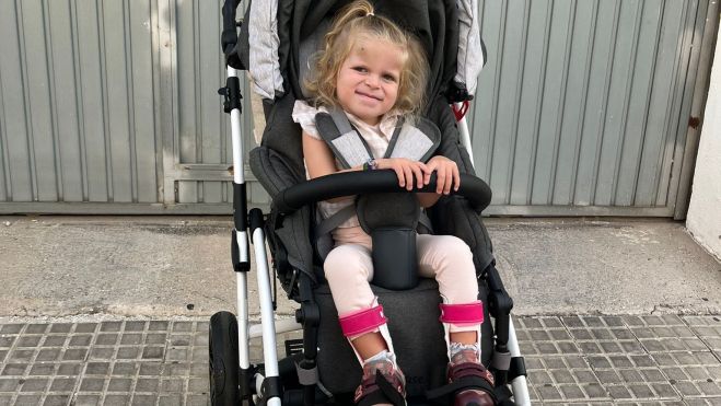 La pequeña Gabriela espera el bus para su primer día de colegio. La pequeña Gabriela espera el bus para su primer día de colegio.