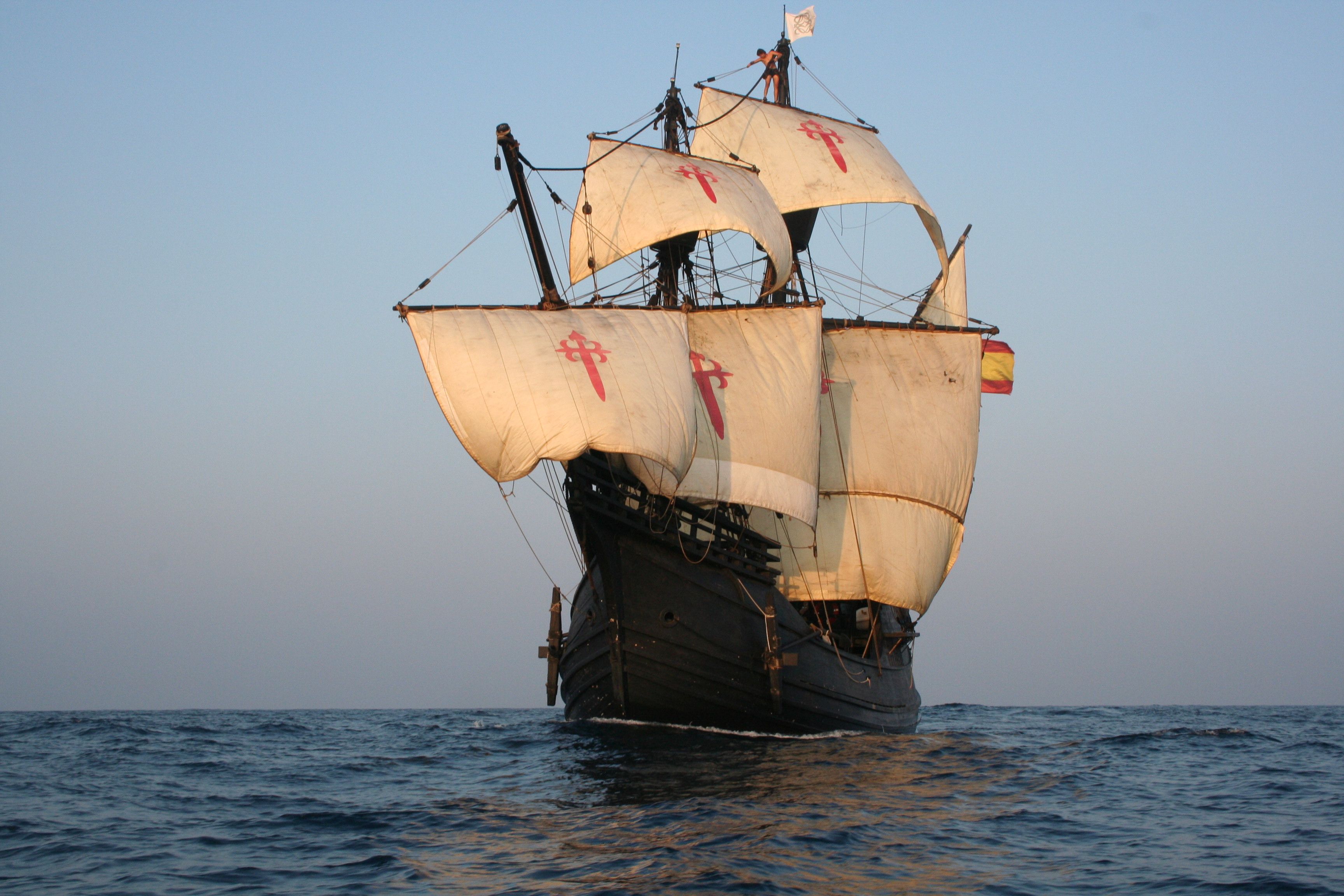 La Nao Victoria, rumbo a Tarifa para recalar por primera vez en la ciudad del viento. 