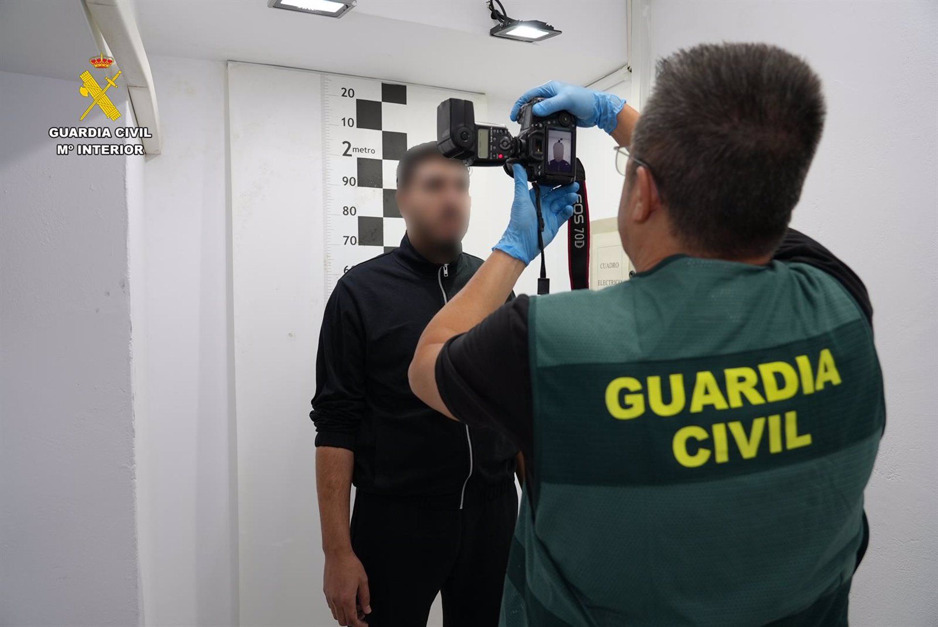 El piloto de la narcolancha que mató a dos agentes en Barbate pasa este viernes a disposición judicial. Un agente de la Guardia Civil toma fotografías al detenido, Karim E.B. - Guardia Civil.