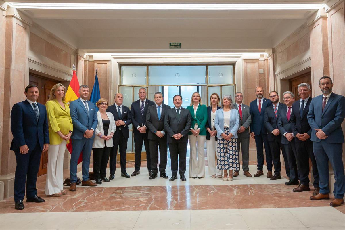 El ministro de Exteriores convoca a los alcaldes de la comarca a una nueva reunión en Madrid. En esta imagen, un momento del anterior encuentro en Madrid el pasado 13 de mayo de 2024.