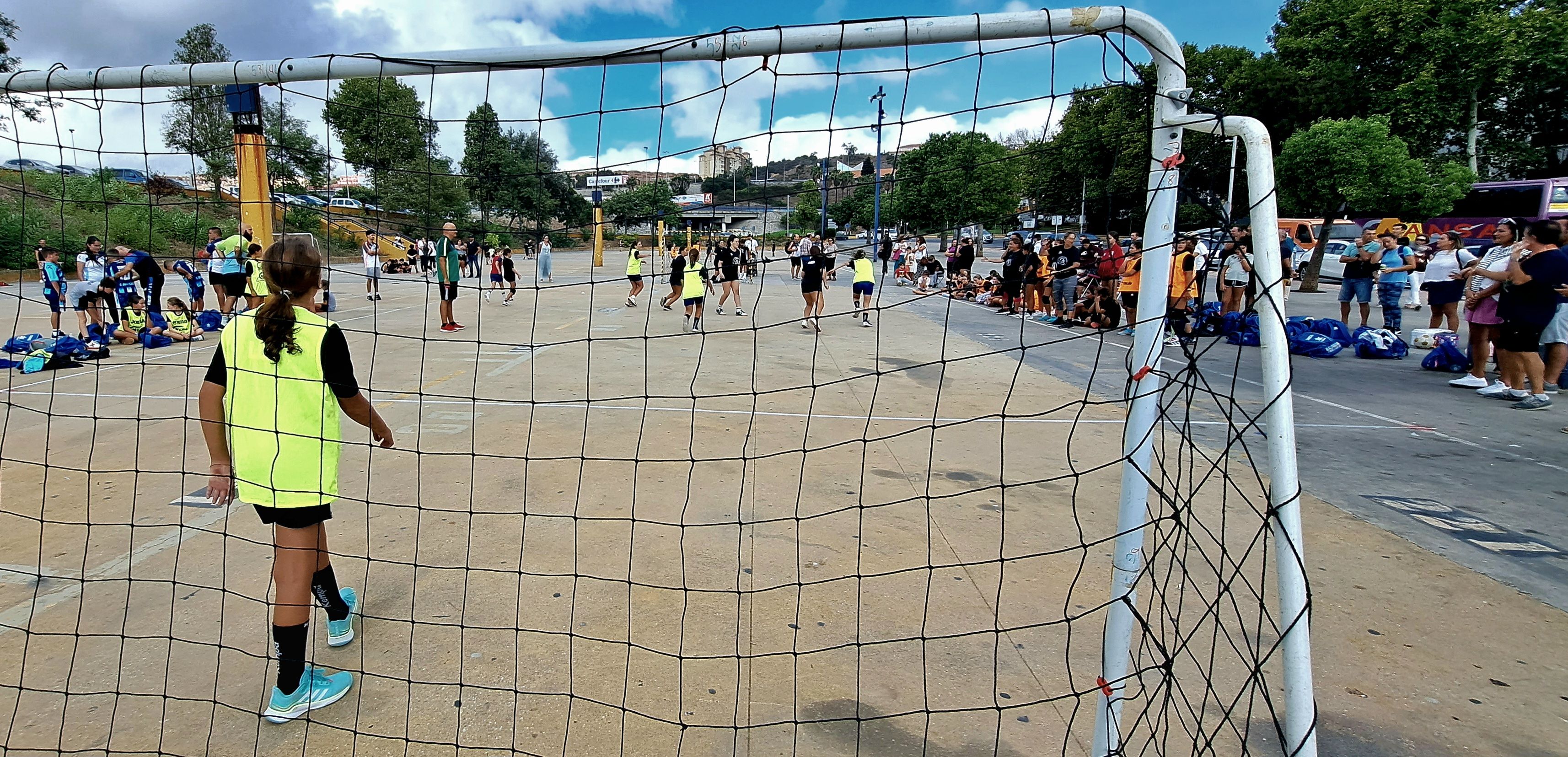Barrio Vivo invita a niñas y niños a participar en un torneo de balonmano en el Parque Feria