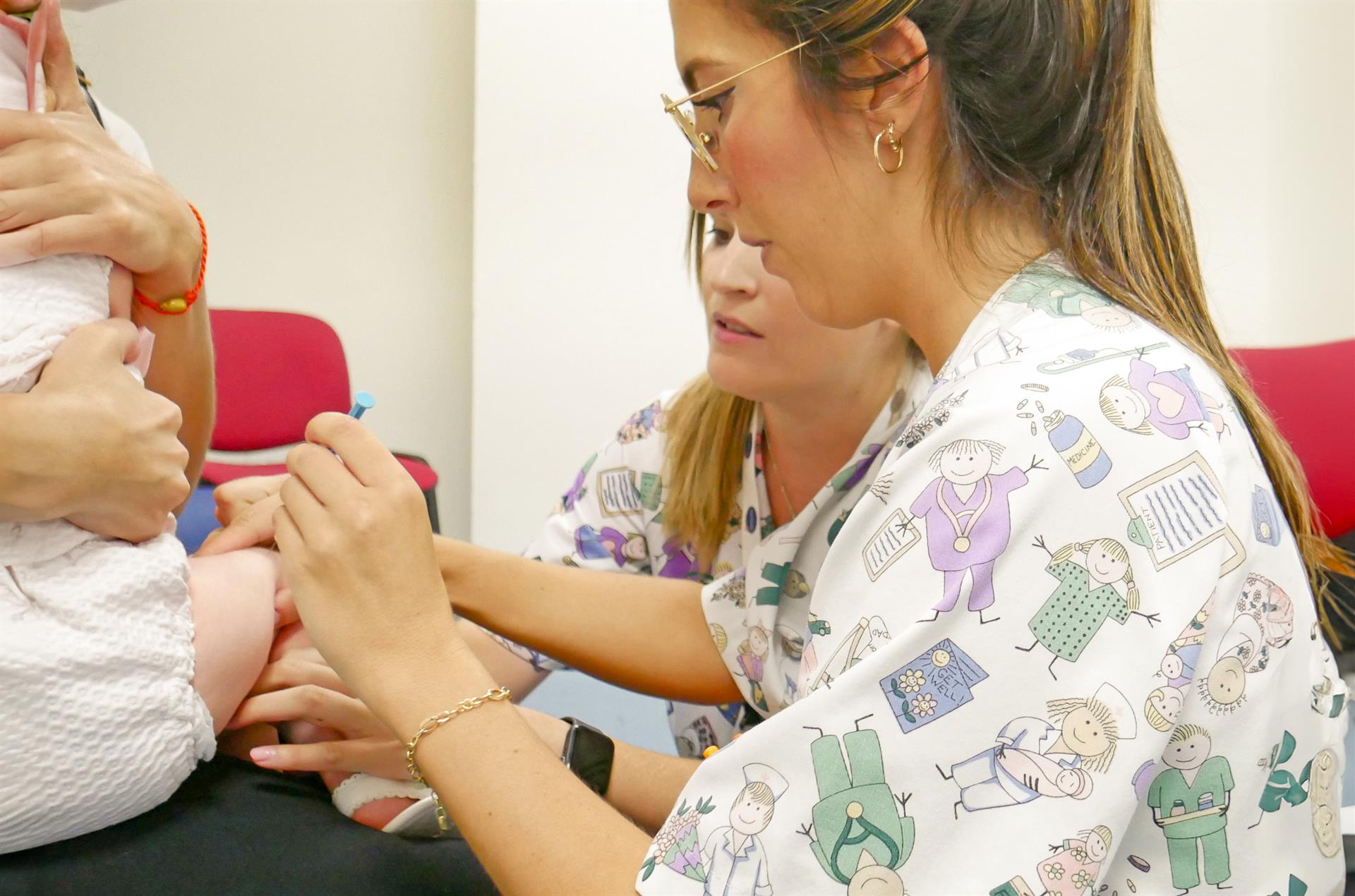 Vacunación contra el Virus Respiratorio Sincitial (VRS), que es la causa principal de las bronquiolitis en lactantes. 