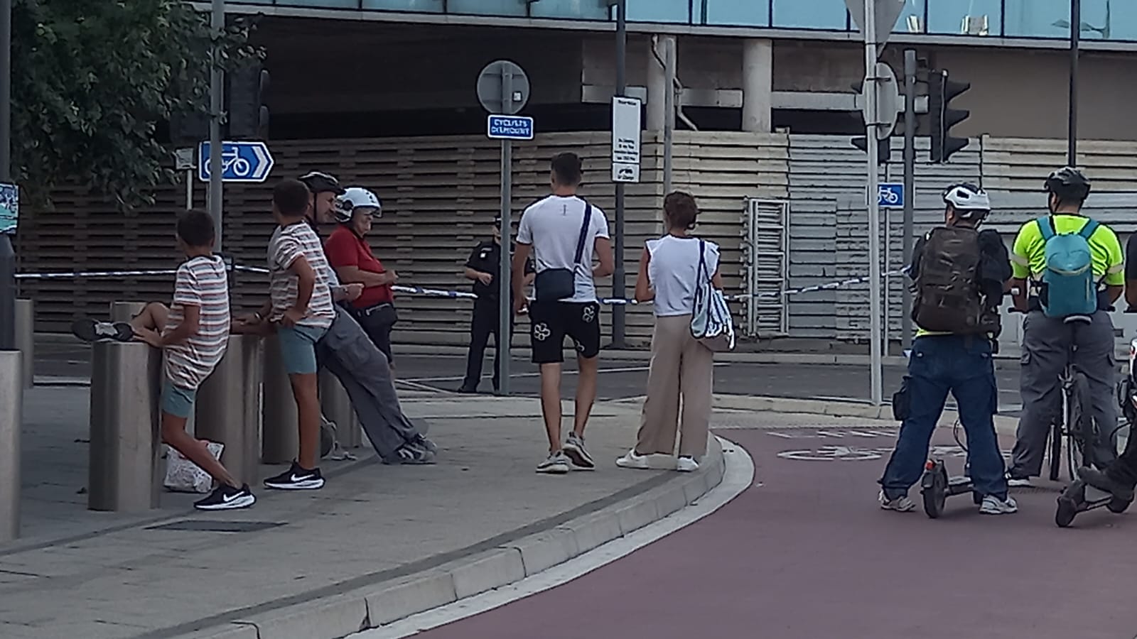 El paso en la frontera con Gibraltar, interrumpido varias horas tras la aparición de un paquete sospechoso en el aeropuerto.