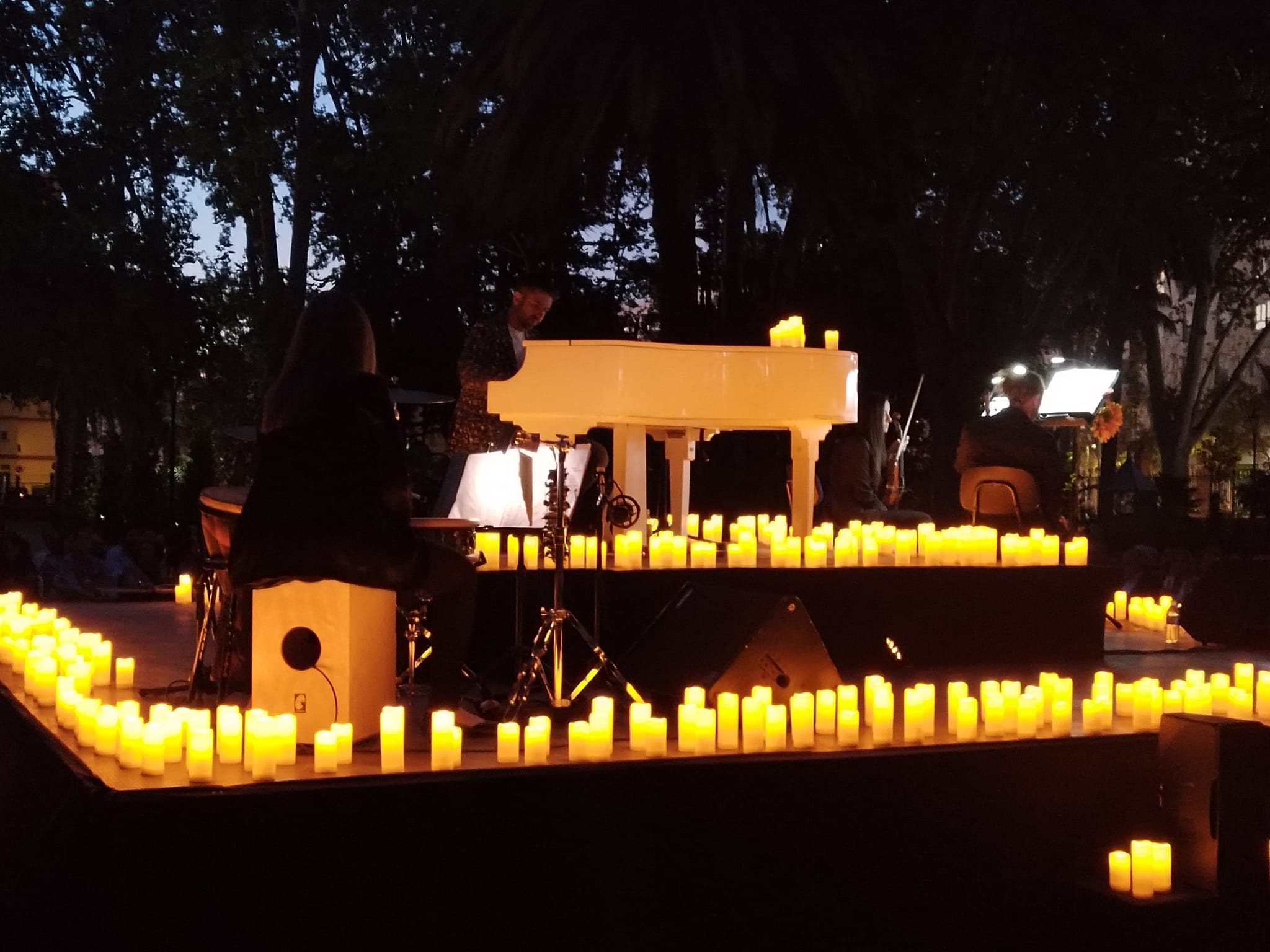 La música al piano de Diego Valdivia, a la luz de las velas el 22 de noviembre en San Roque. En esta imagen, espectáculo 'Light & Live Music Experience. Diego Valdivia' en Algeciras.
