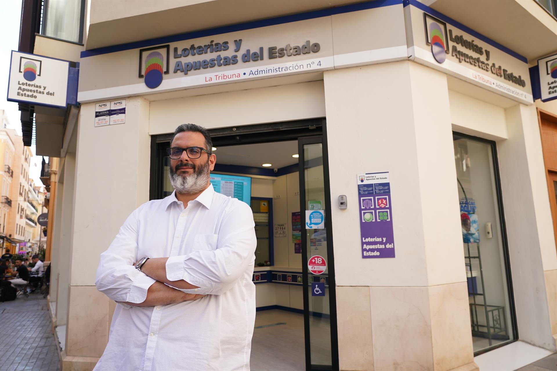 Agustín Giménez, en la puerta de la administración de lotería 'La Tribuna' de Málaga. - ALEX ZEA - EUROPA PRESS