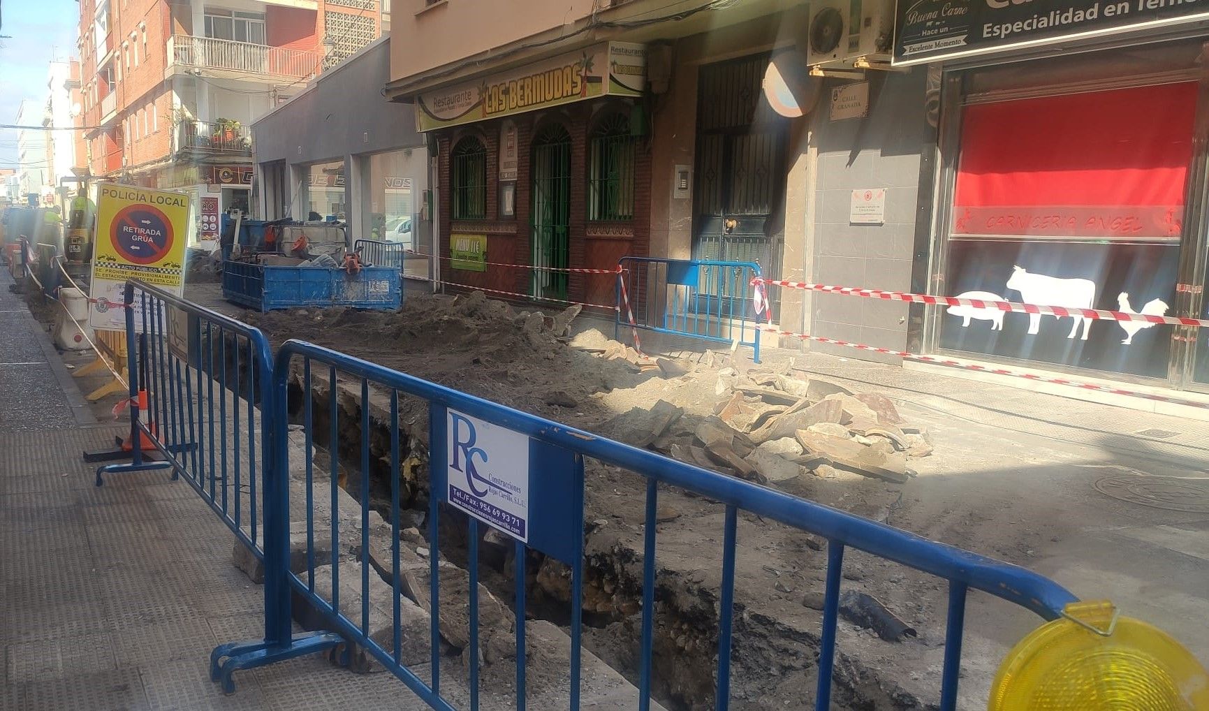 Corte de tráfico en un tramo de la calle Granada por trabajos de saneamiento y alcantarillado. 