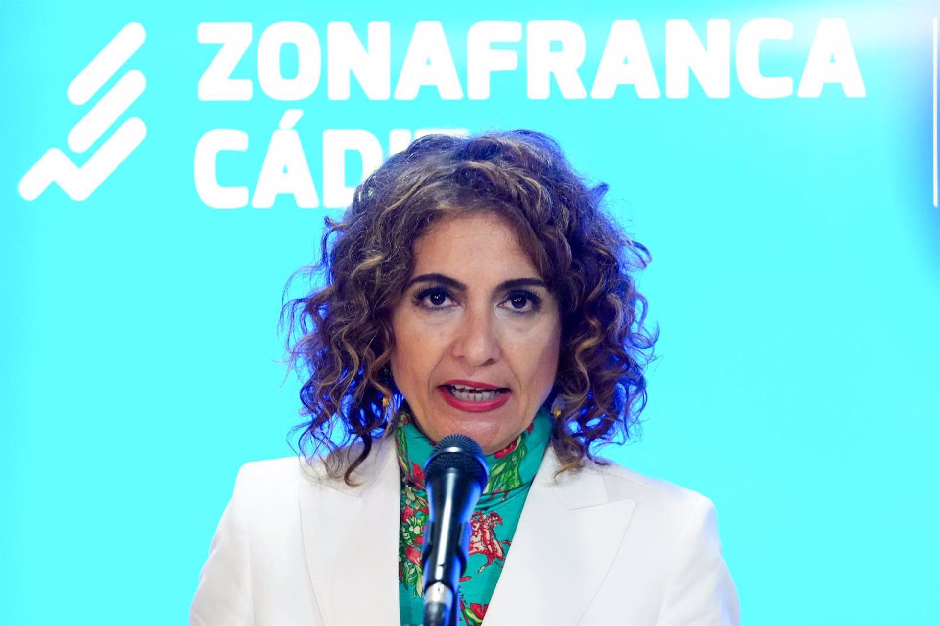 La vicepresidenta primera del Gobierno y ministra de Hacienda, María Jesús Montero, atiende a los medios antes de participar en un acto de Zona Franca de Cádiz. - FRANCISCO J.OLMO/EUROPA PRESS