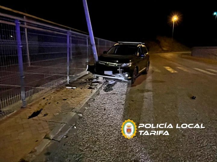 Empotra su coche contra una farola en Tarifa y da positivo en alcoholemia.