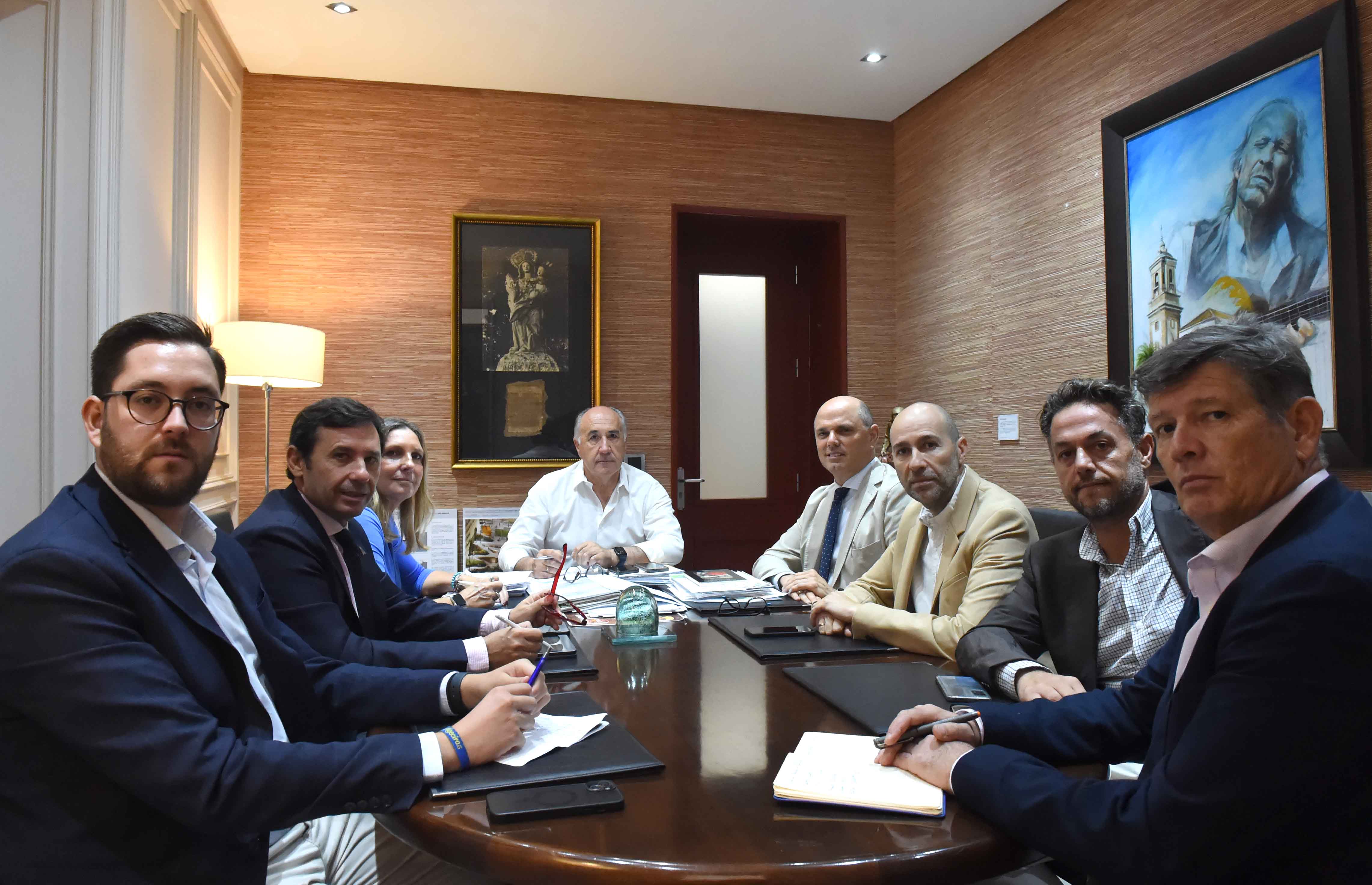 Reunión entre el alcalde, José Ignacio Landaluce, miembros de AESBA, el subdelegado de la Junta de Andalucía en la comarca, Javier Ros, y otros miembros de 