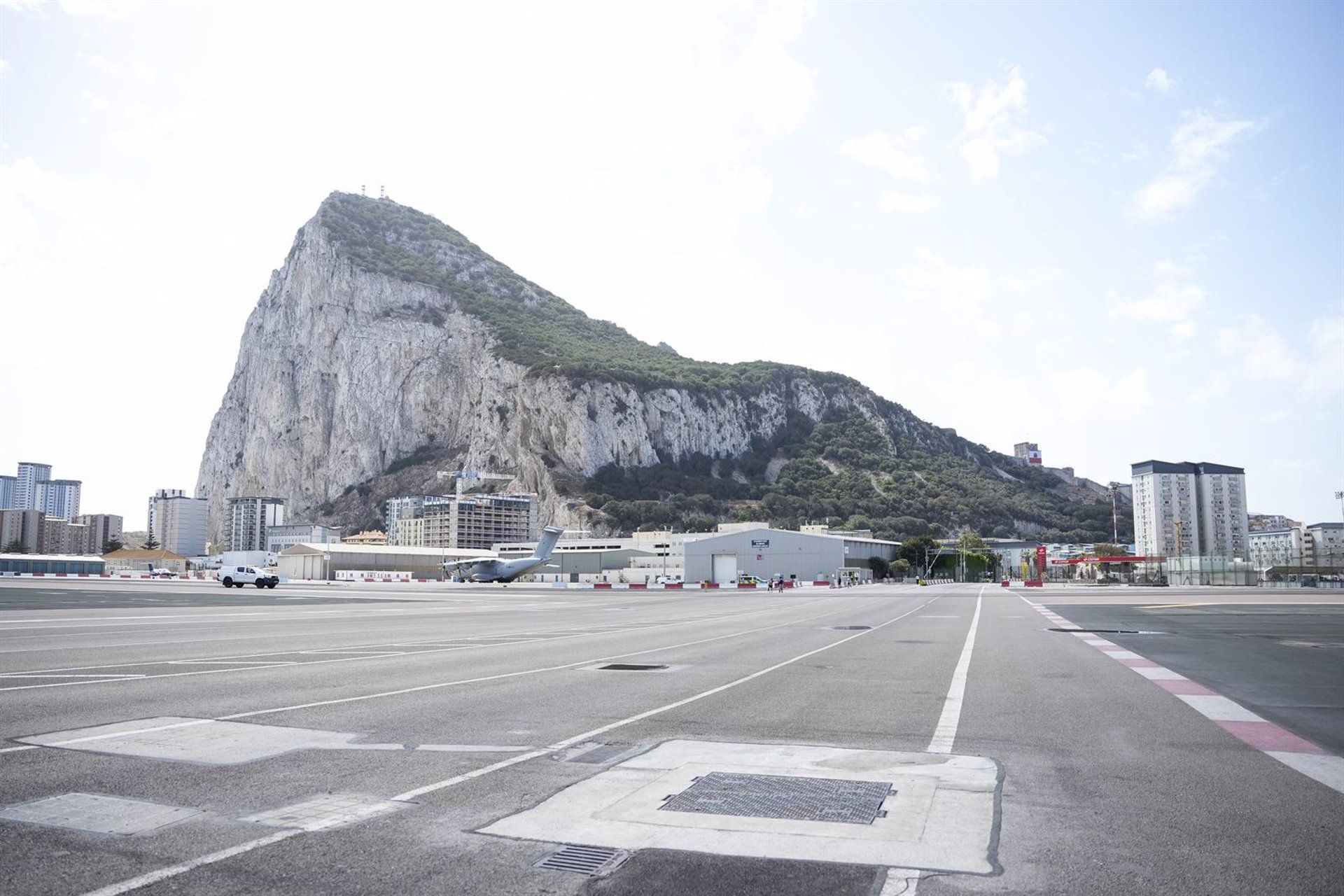 Detalle del aeropuerto de Gibraltar con el Peñón al fondo - Joaquin Corchero - Europa Press.