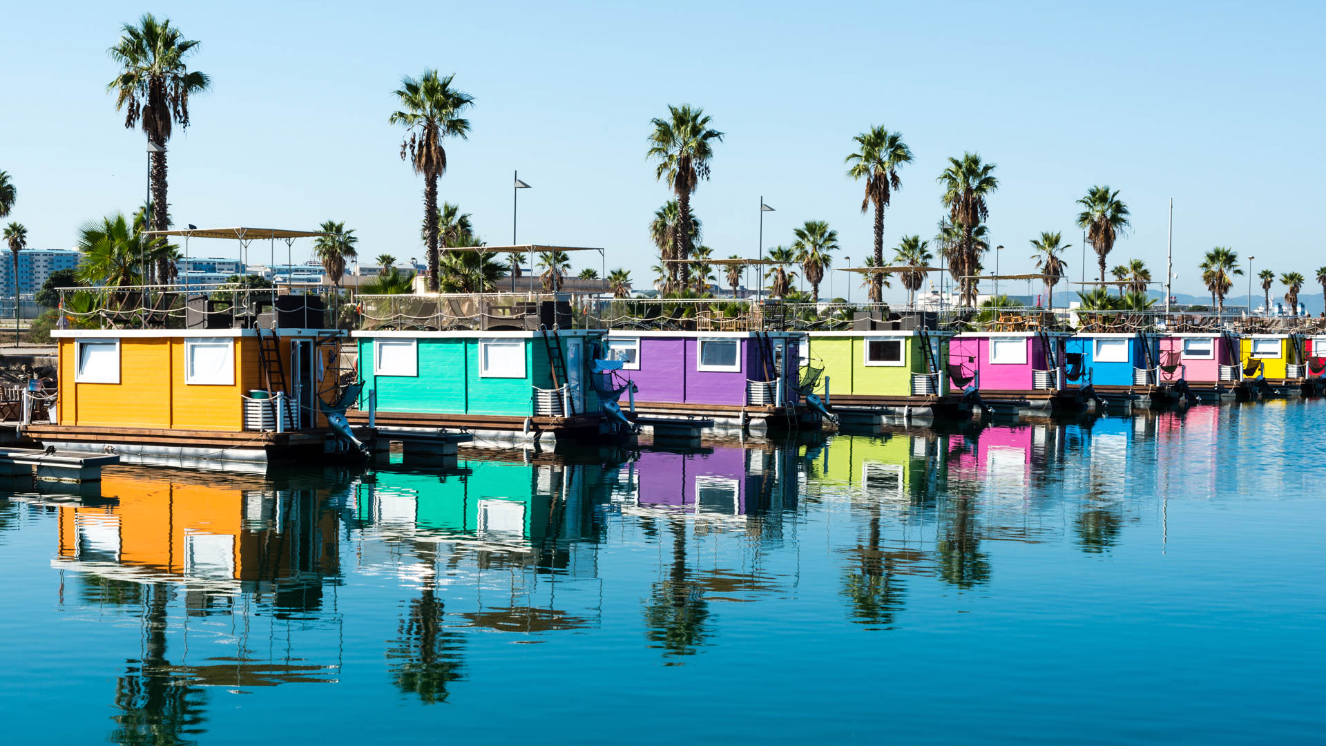 La provincia se consolida como destino turístico en septiembre con el 85,30% de ocupación. Foto de las casas flotantes en La Línea, 8Directo.