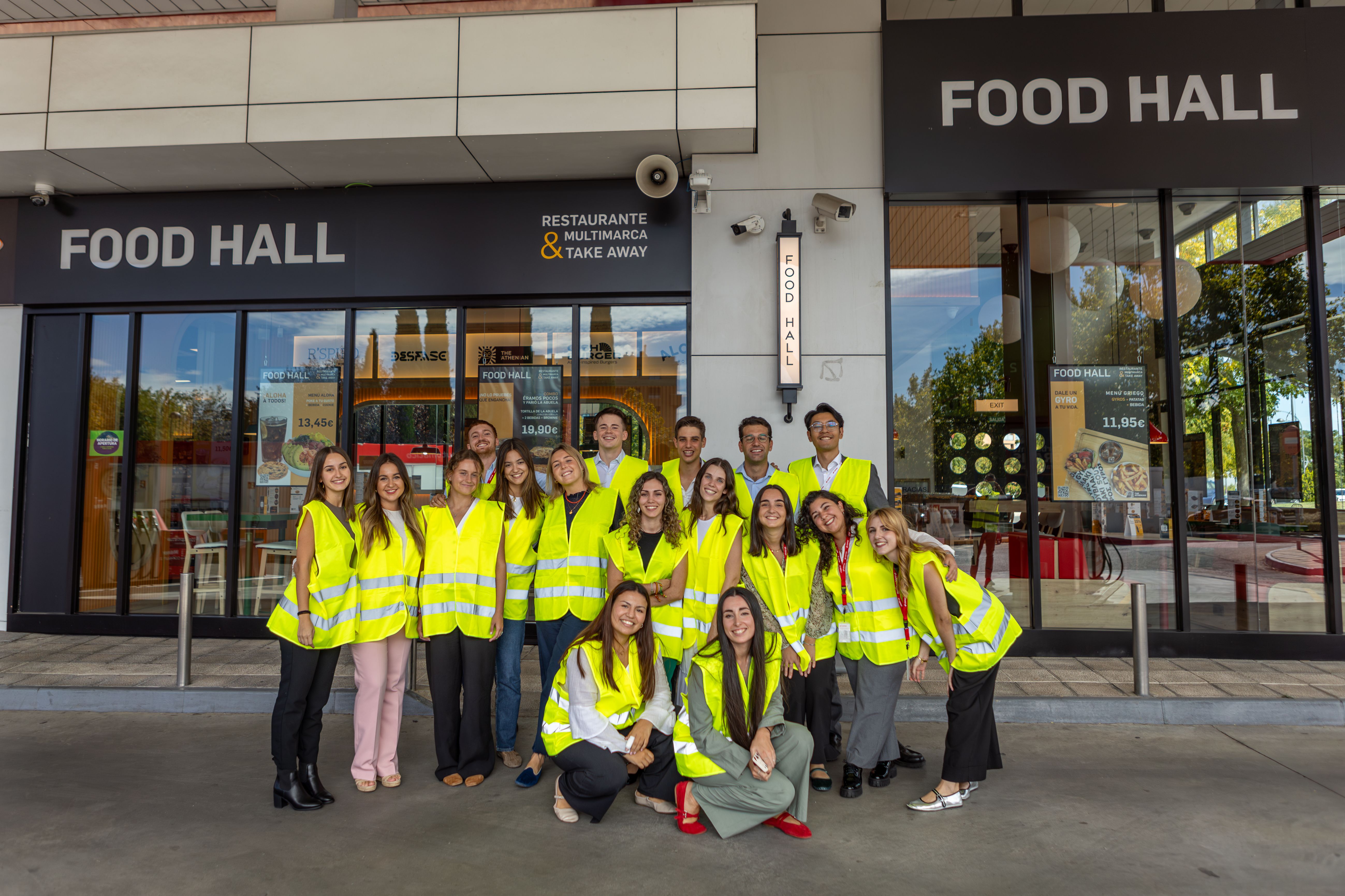Jornada de bienvenida del nuevo grupo de Challenging U en el Food Hall de la Estación de Servicio Cepsa El Ber cial, Madrid