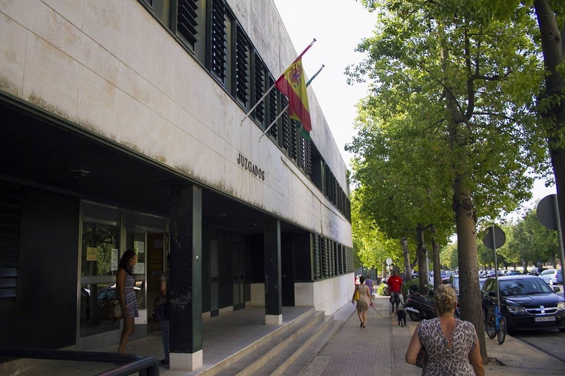Condenado a un año de cárcel el hombre que mató a patadas a un perro ante su dueña de 12 años. 