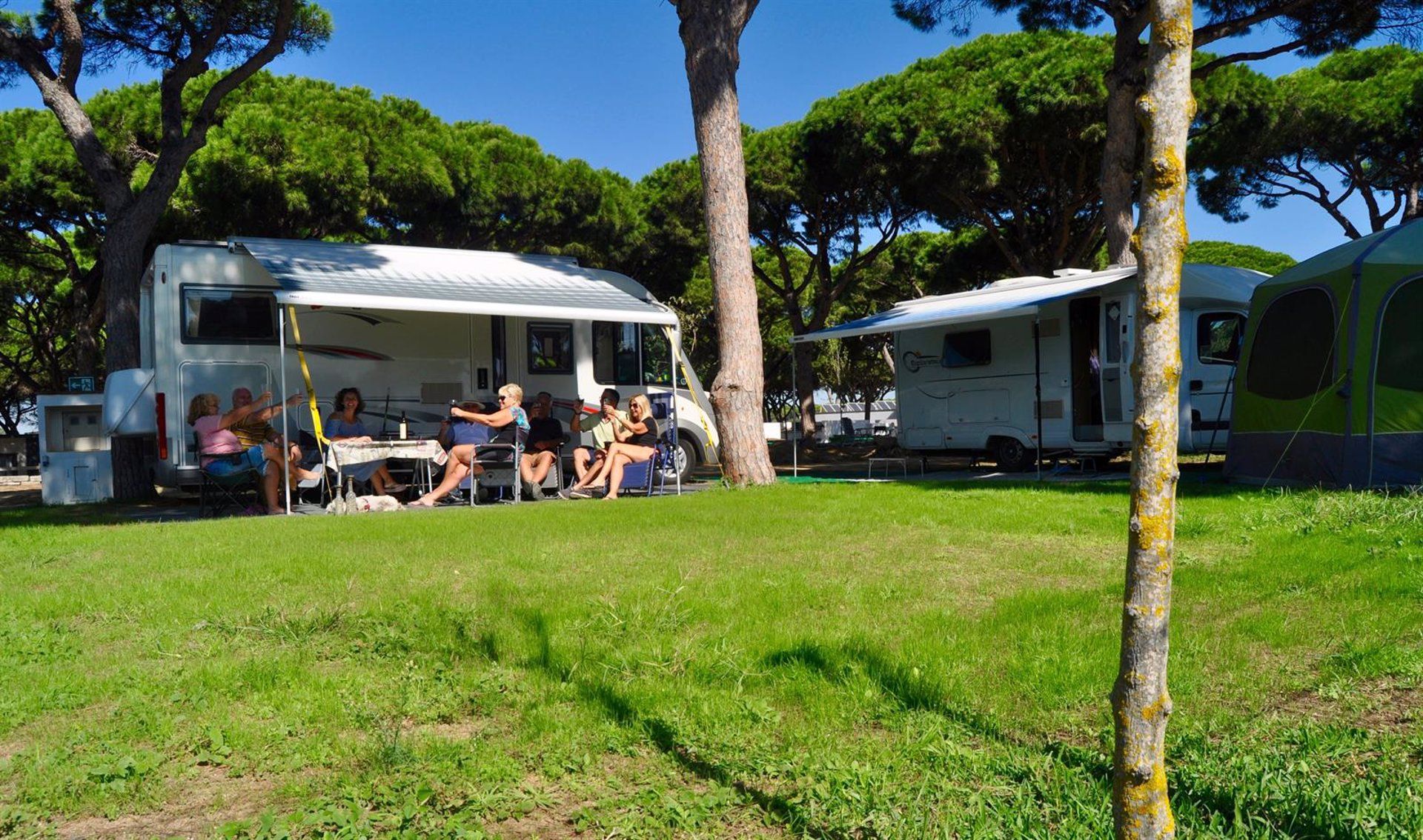  Imagen de unos turistas en un camping. - FEDERACIÓN ESPAÑOLA DE CAMPINGS - Archivo.