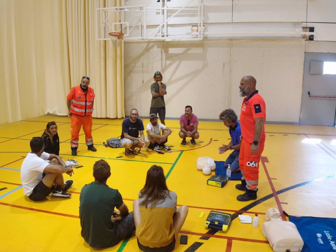 Cádiz.- El 061 entrena en primeros auxilios a monitores de Kitsesurf y deportes náuticos de Tarifa (Cádiz)