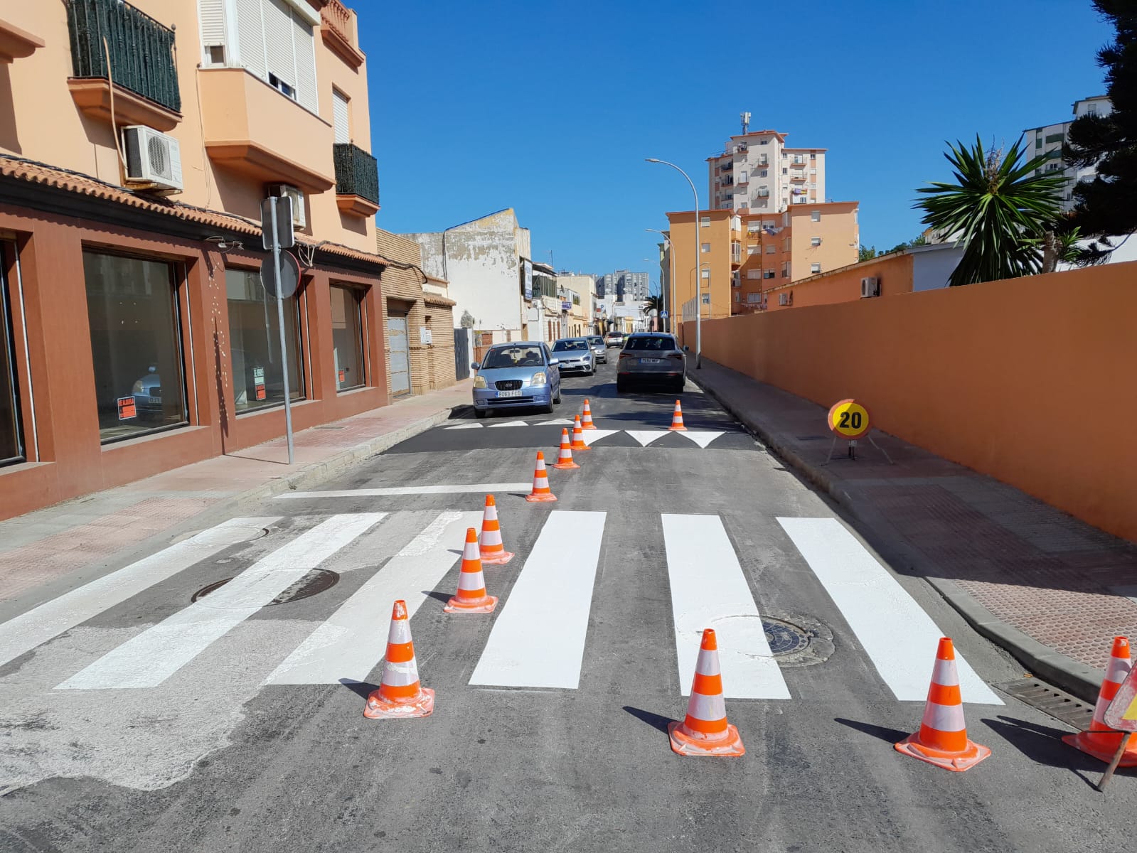 El Ayuntamiento de La Línea mejora la seguridad vial y el entorno escolar del IES Antonio Machado.