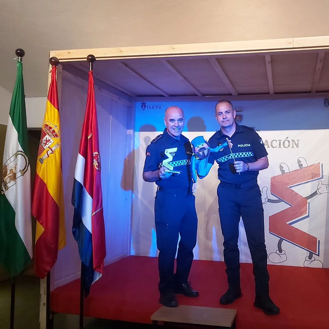 Dos policías locales de Tarifa reciben la medalla de plata a la Distinción Nacional de Educación Vial.