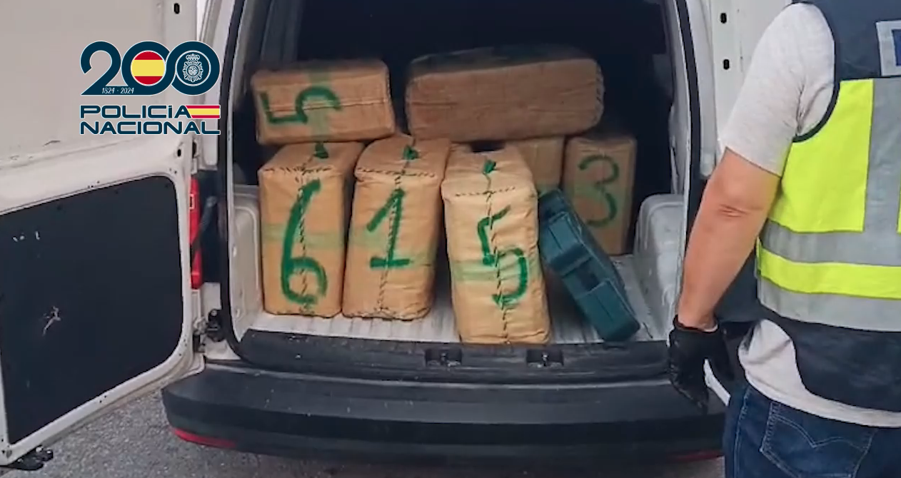 La Policía Nacional tras intervenir un alijo de hachís. Plataforma antidroga pide a Europa en Cádiz sentarse con Marruecos para "parar" el narcotráfico.