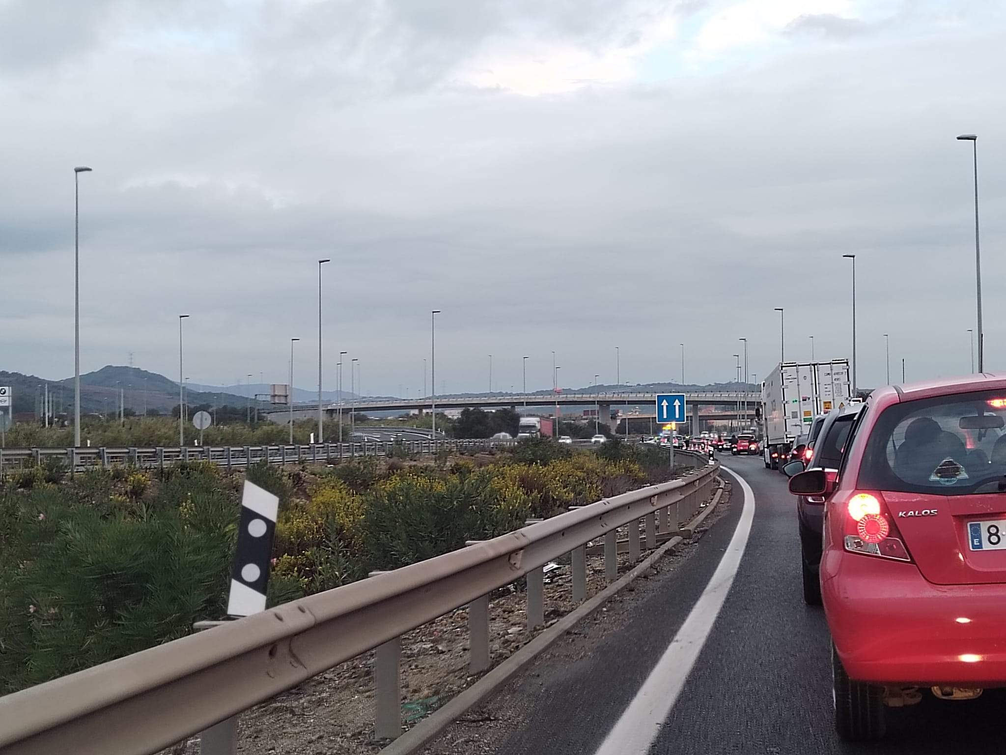 Retenciones con la imagen del primer accidente al fondo.