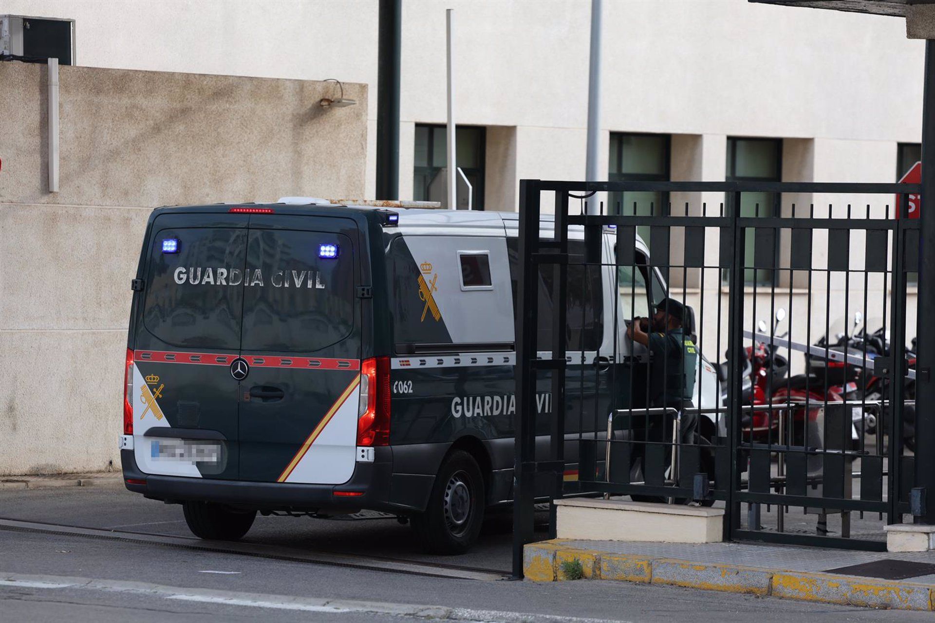 Un furgón de la Guardia Civil llega a la comandancia de Cádiz. - Nacho Frade - Europa Press. El Senado aprueba instar a que Cádiz se declare Zona de Especial Singularidad