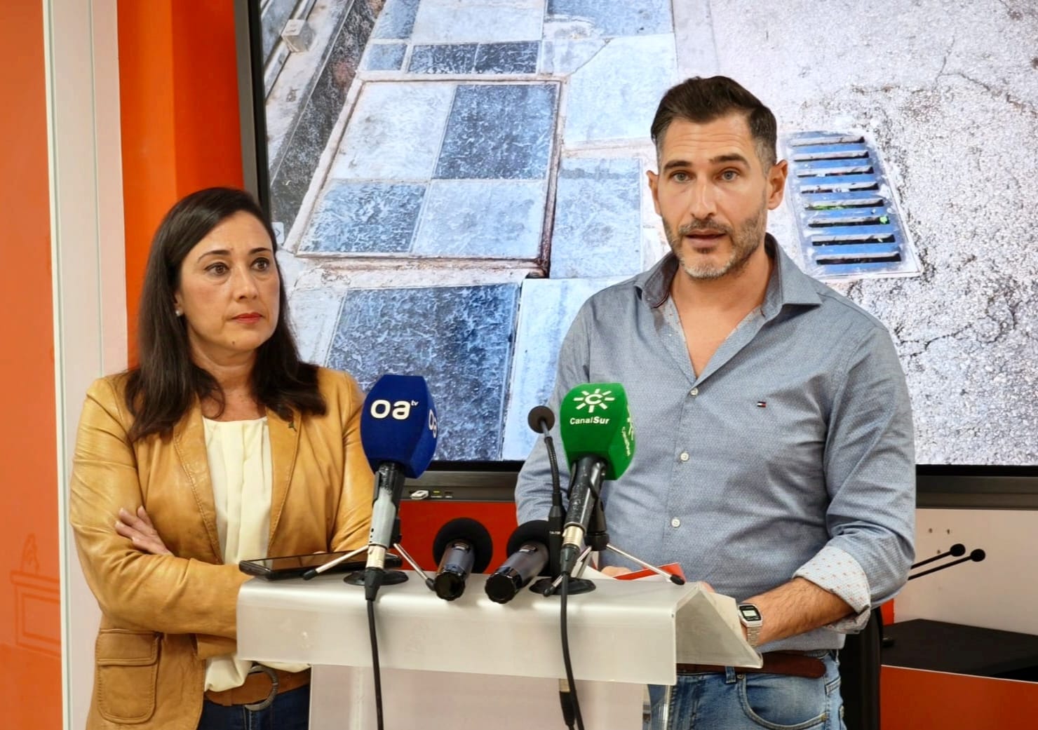 Arrabal y Fernández. El PSOE insta a Bruno García a que aclare el cese de Laura Ruiz en su visita a Algeciras.