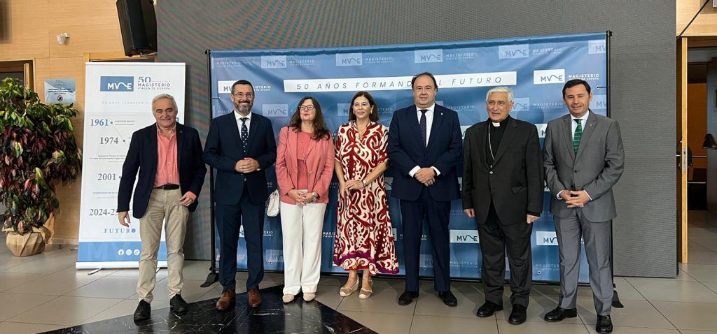 El Centro de Magisterio de La Línea, medalla de oro de la ciudad por su 50 aniversario.