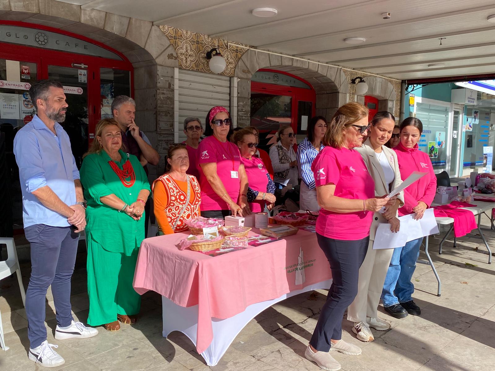 Los Barrios conmemora el Día del Cáncer de Mama con la lectura de un manifiesto y una mesa informativa.