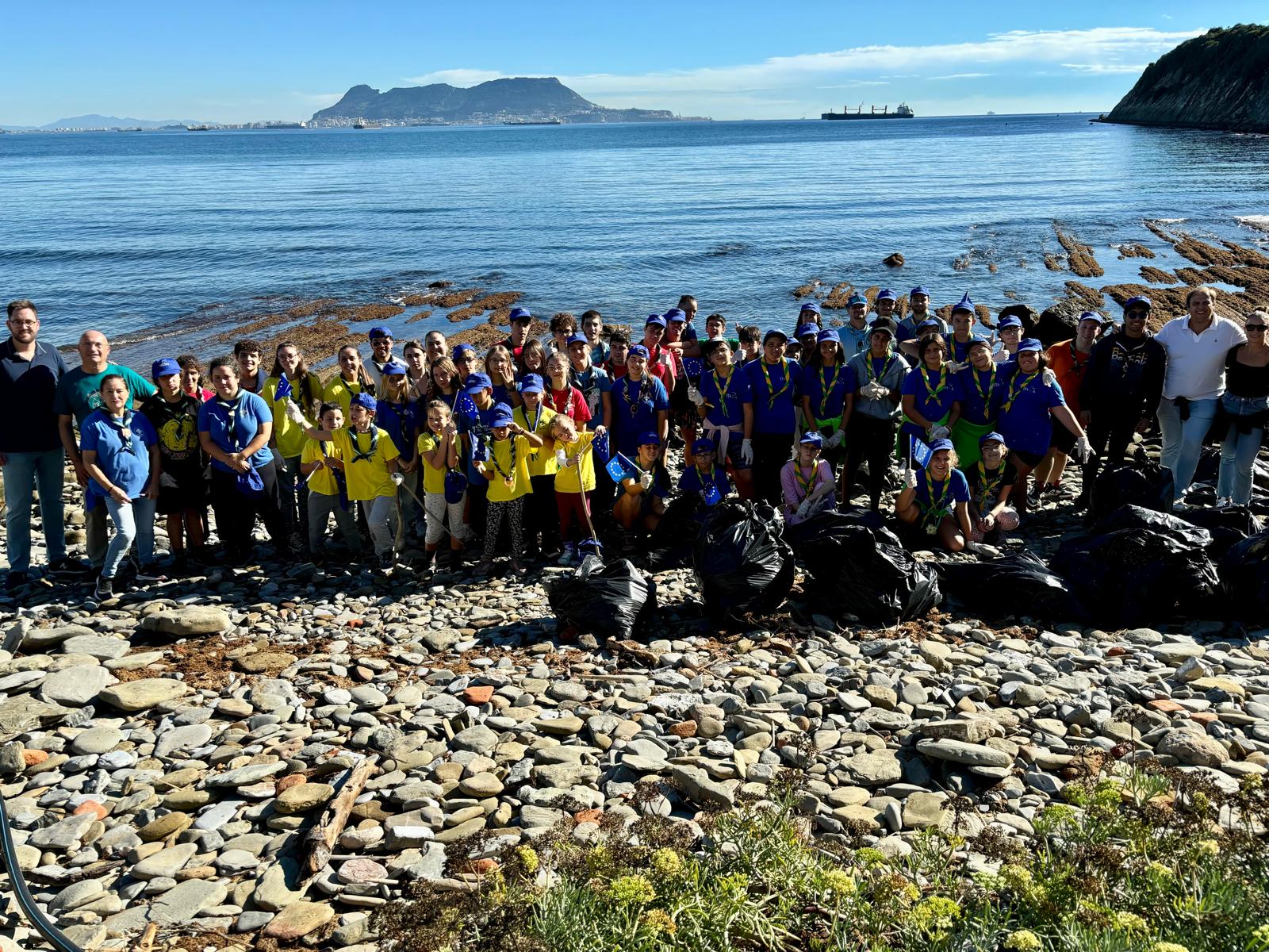 Scouts de Algeciras, Ítaca y Al-Hadra limpian de la cala de La Aguadilla 