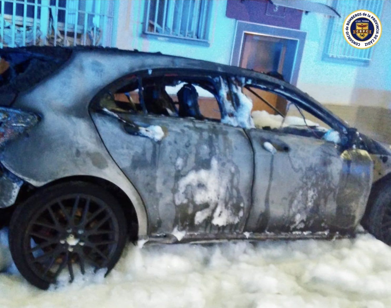 El incendio de un vehículo en La Línea afecta a una fachada y a otro coche