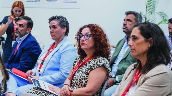 Representantes de empresas e instituciones atienden al debate. J. M. Galindo. Representantes de empresas e instituciones atienden al debate. J. M. Galindo.