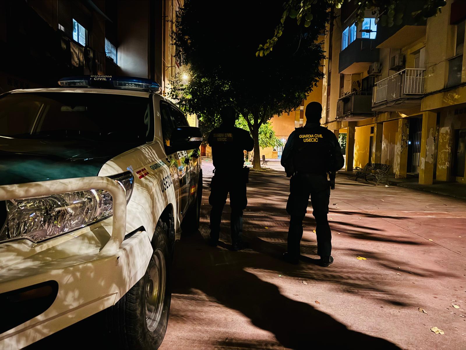 Un centenar de guardias civiles registra viviendas en Algeciras, San Roque y Los Barrios. Detenidas 16 personas en la operación simultánea contra el narcotráfico en varias provincias y la comarca
