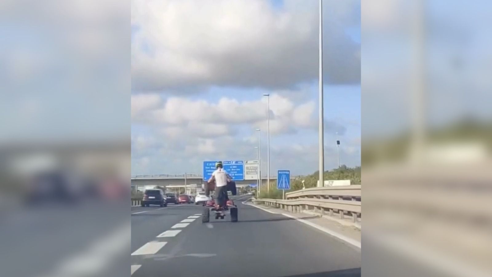 Investigan al conductor de un quad que hacía el 'caballito' en la A7 gracias a las redes sociales.