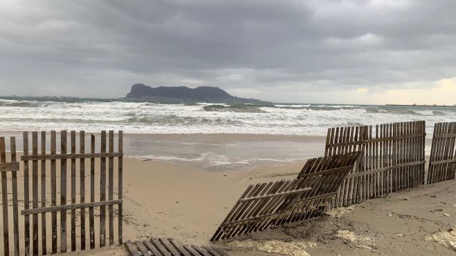 Imagen de un temporal pasado. Foto: temporal en El Rinconcillo. Imagen de archivo. 8Directo. AEMET alerta: 'Herminia' se va pero un nuevo temporal dejará fuertes vientos, olas y nieve
