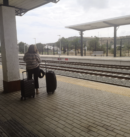 Una mujer espera el tren en la estación San Roque-La Línea. | S. D.