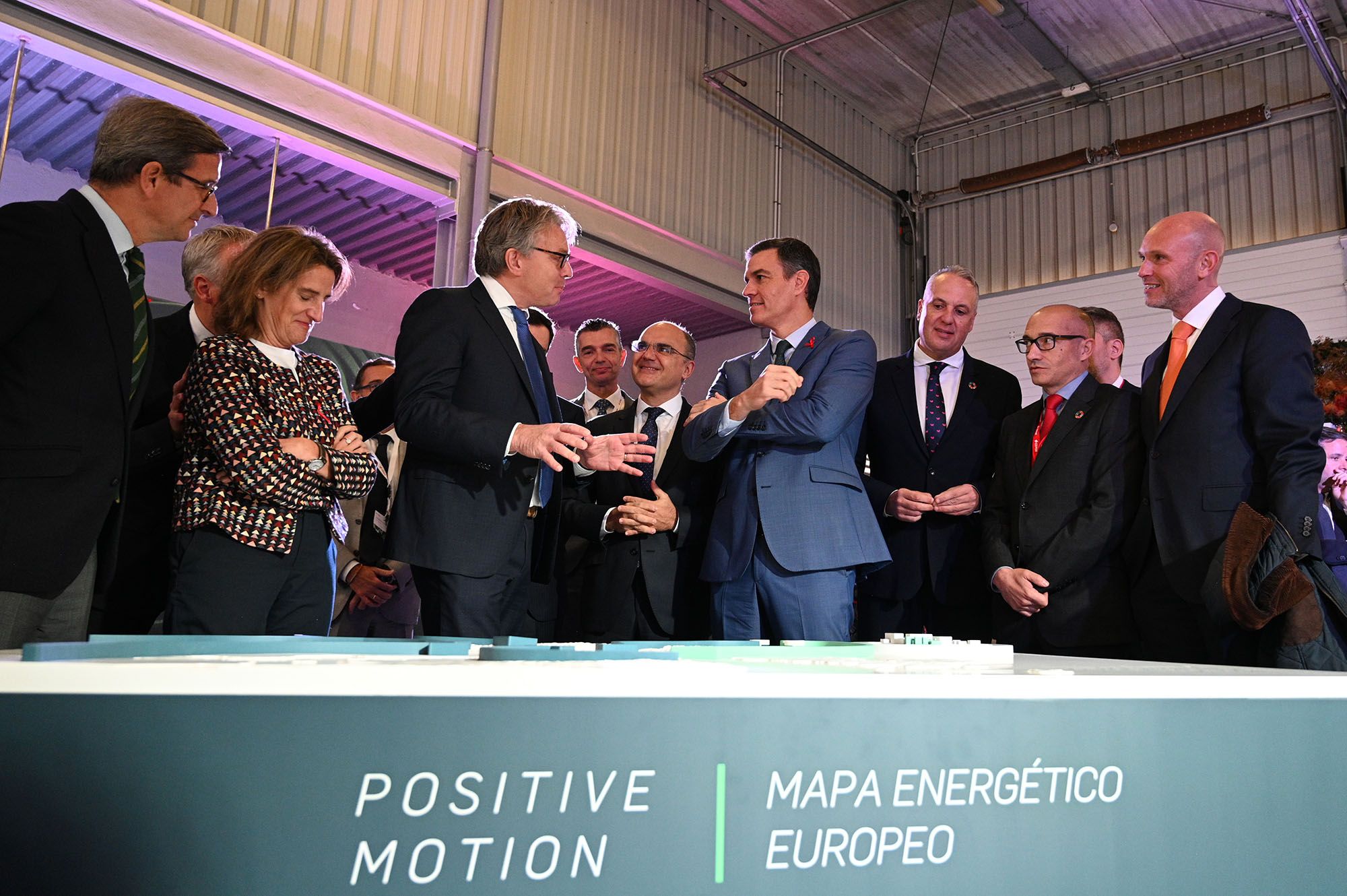 Pedro Sánchez, durante la presentación el proyecto de Moeve en San Roque. Titular: El Gobierno adjudica 303 millones a Moeve para el mayor proyecto de hidrógeno verde de Europa 
