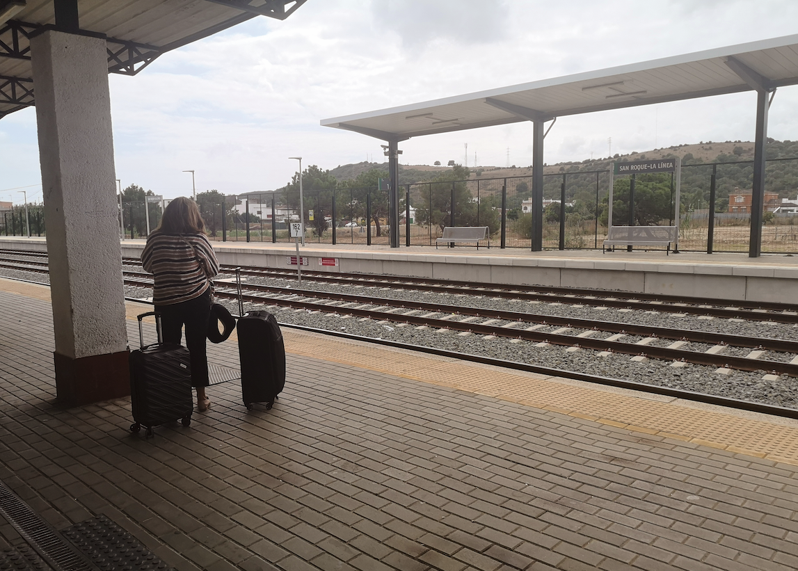 Una mujer espera el tren en la estación San Roque-La Línea. | S. D.