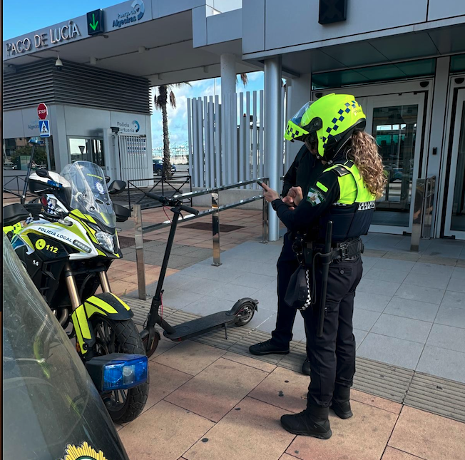 La Policía Local de Algeciras multa a 282 conductores de patinetes en 10 días.