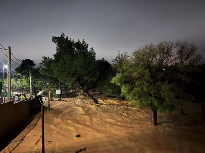 Protección Civil pide evitar desplazamientos y espacios bajos: "La DANA no ha pasado". Foto: Barranco desbordado en Torrent (Valencia) - AYUNTAMIENTO TORRENT.