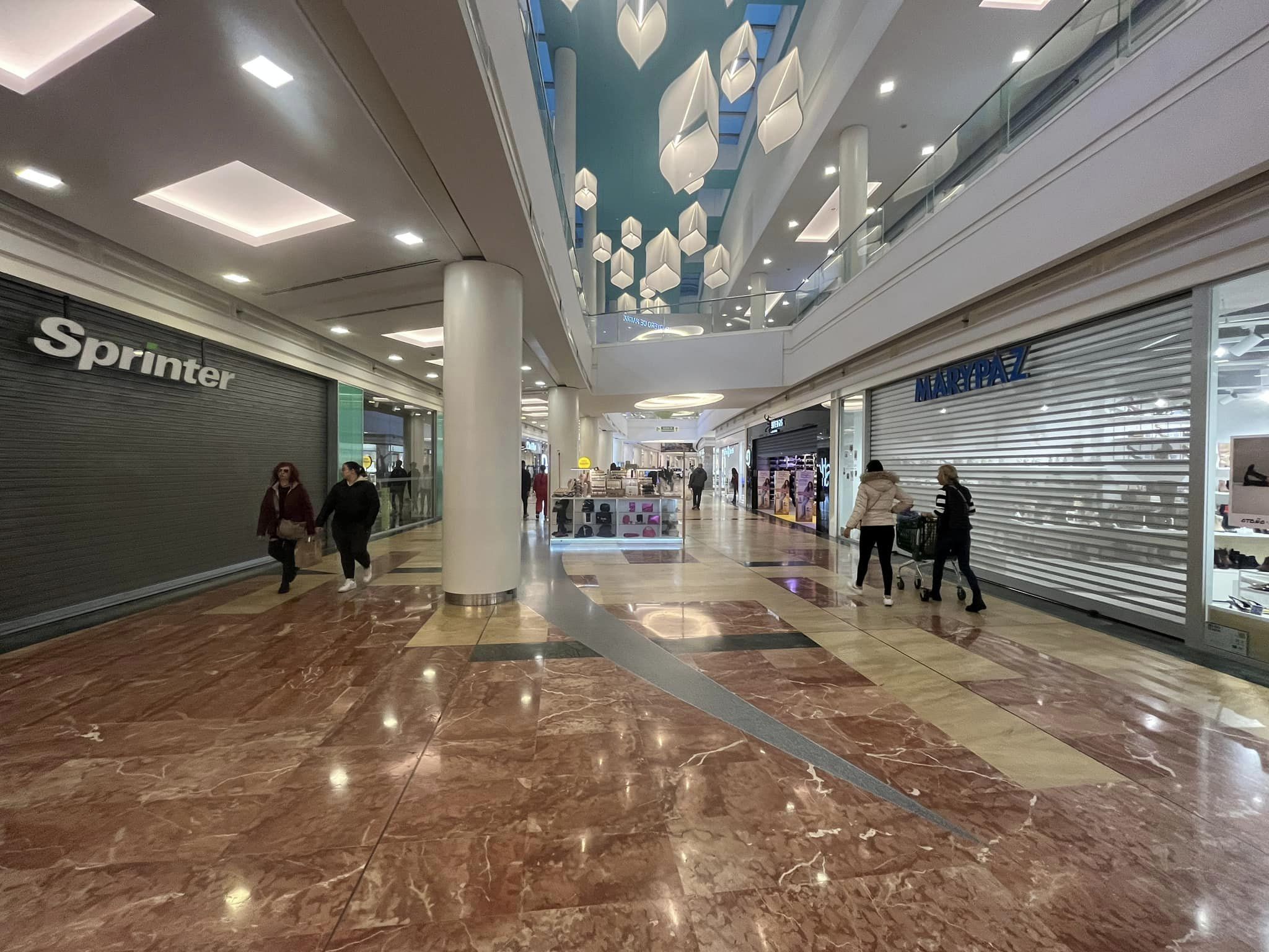 El aviso naranja obliga a cerrar algunas tiendas del centro comercial Puerta Europa de Algeciras