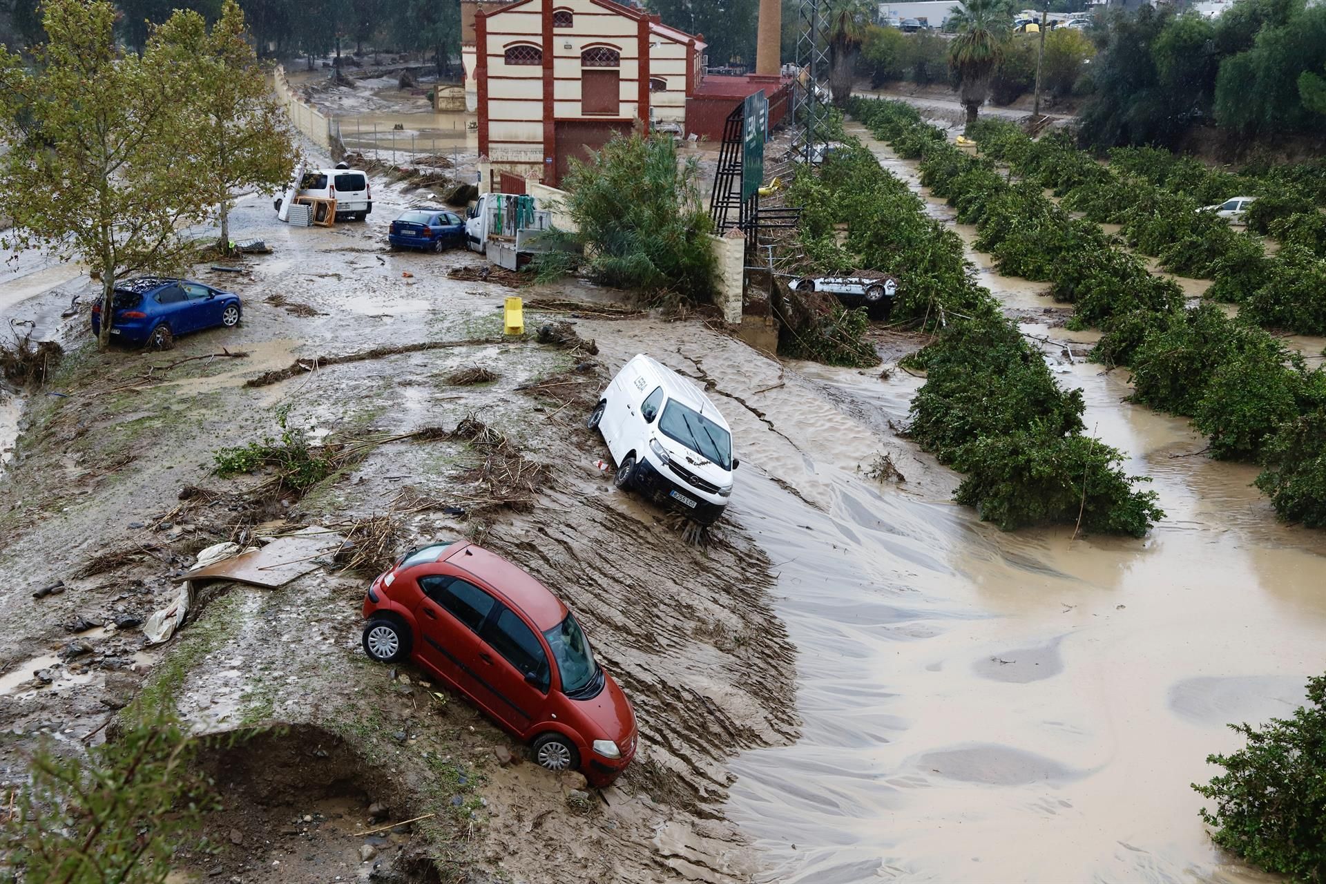 Coches destrozados tras el paso del la Dana. A 30 de octubre de 2024, en Málaga, Andalucía (España). La Dana hace estragos en la provincia de Málaga. Álex Zea - Europa Press