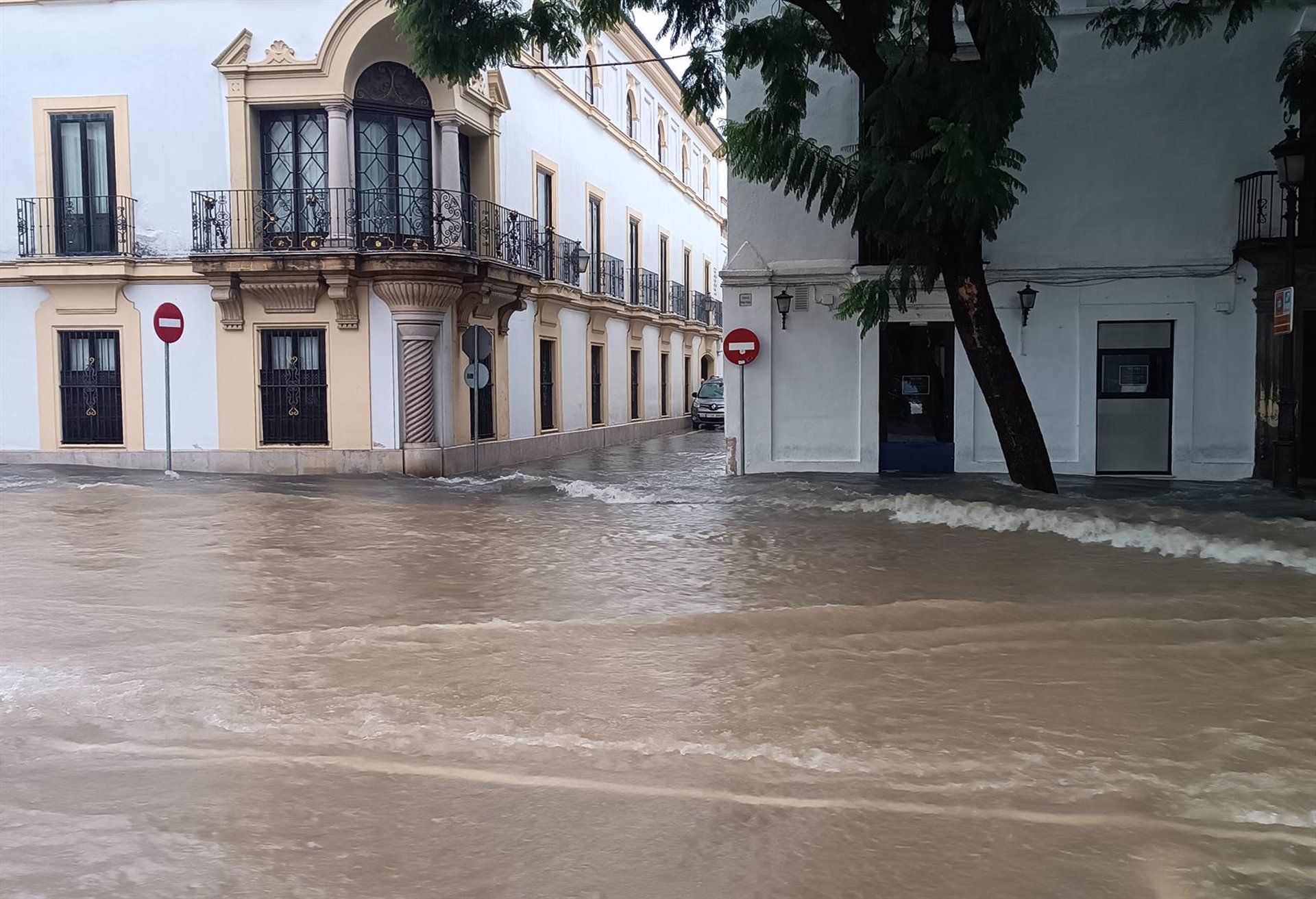 La Aemet reduce a nivel naranja el aviso rojo por lluvias en la campiña hasta la medianoche. Calle Porvera en Jerez con agua acumulada por las lluvias de la Dana que atraviesa la provincia. - Europa Press.