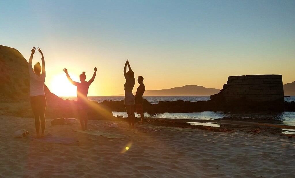 yoga-en-la-playa-de-tarifa-con-la-puesta-de-sol