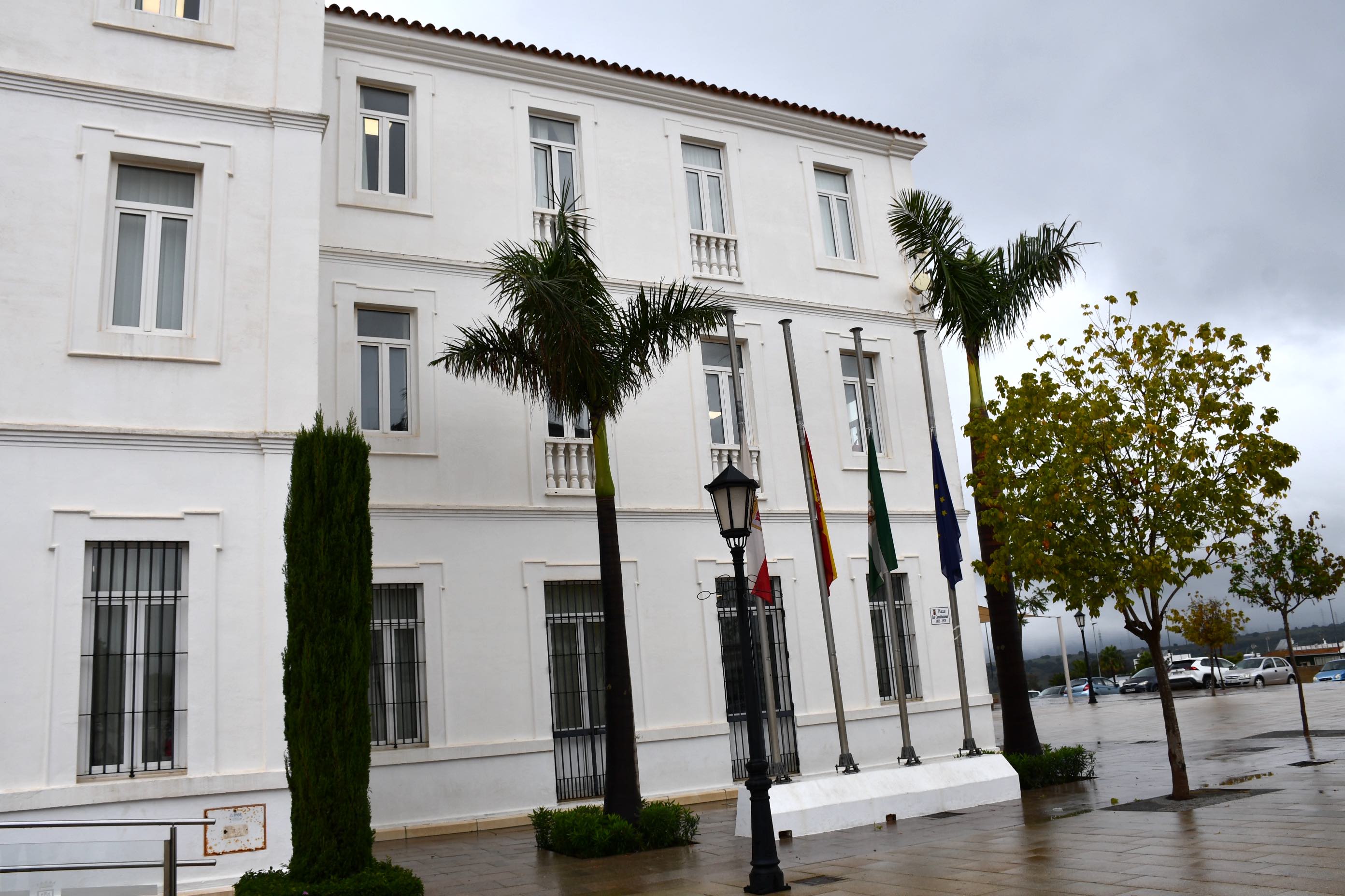 Banderas a media asta en el Ayuntamiento. San Roque aplaza actividades programadas con motivo de Halloween y Tosantos por el luto nacional 