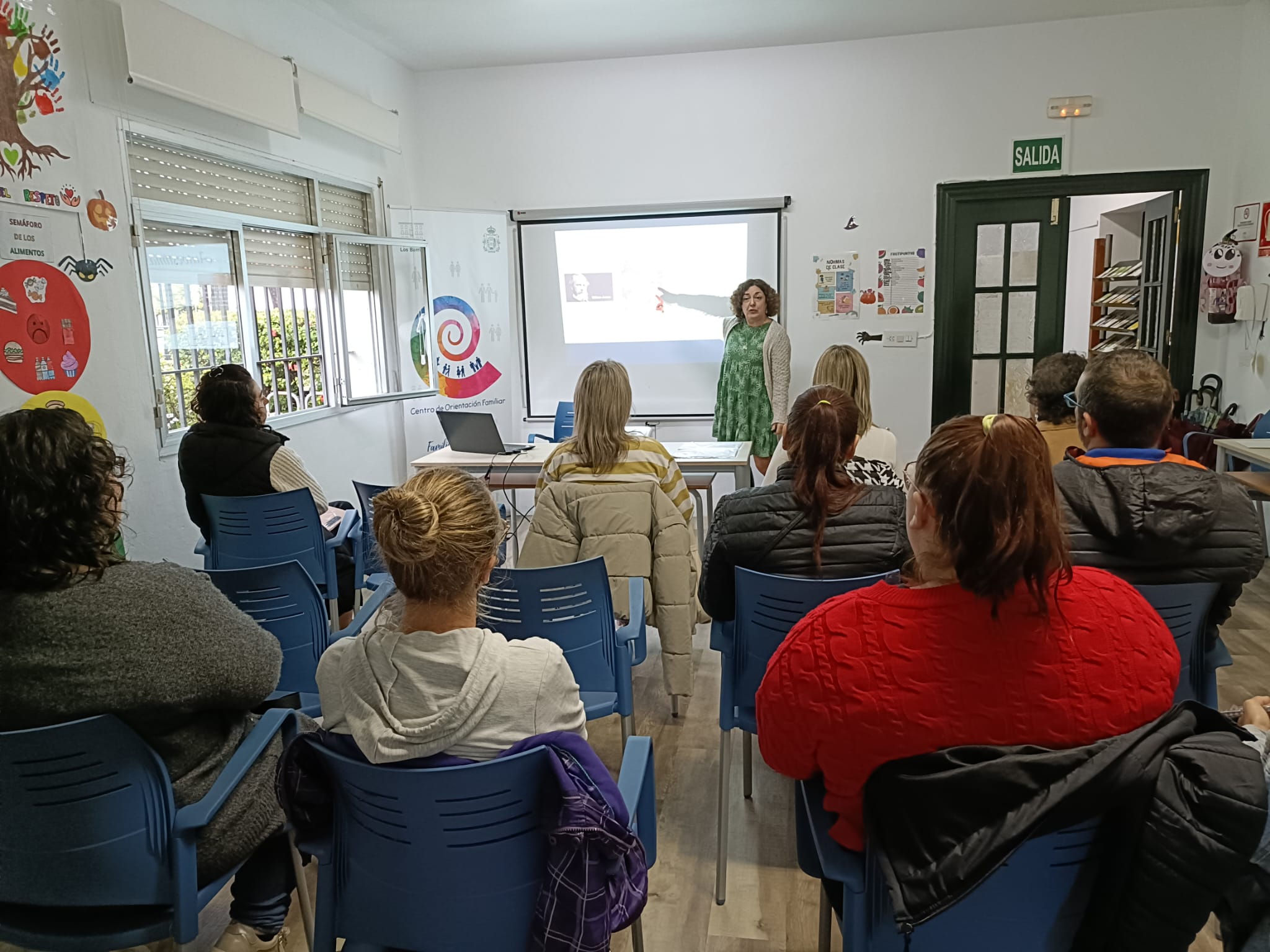 La Escuela de Familia de Los Barrios comienza su curso con una sesión sobre la autoestima.