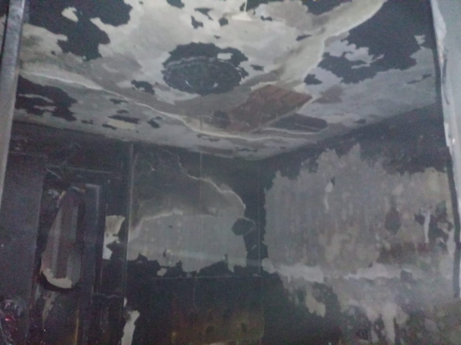 Bomberos extinguen un incendio en una vivienda de la calle Herrería de San Roque.