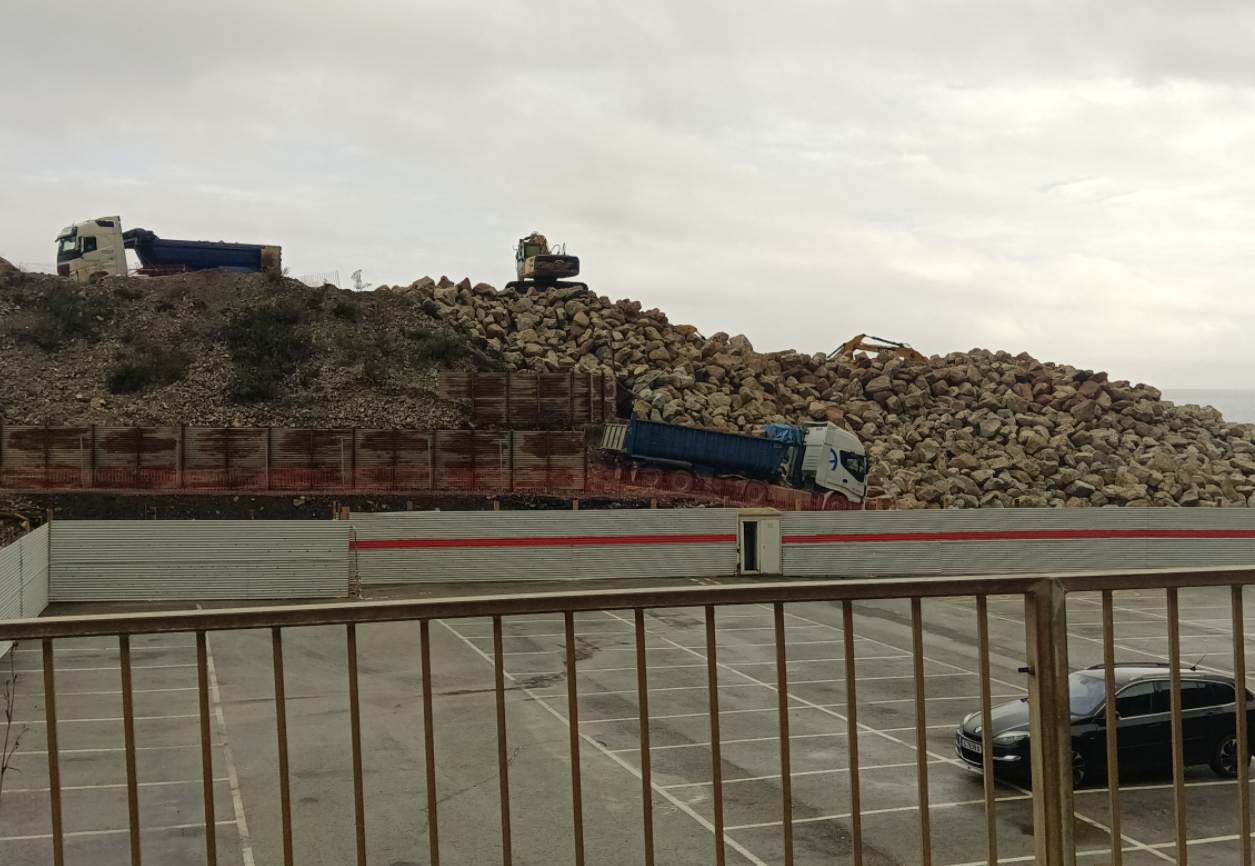 Verdemar denuncia que Gibraltar acumula ya casi 10.000 toneladas de piedra de rellenos. 