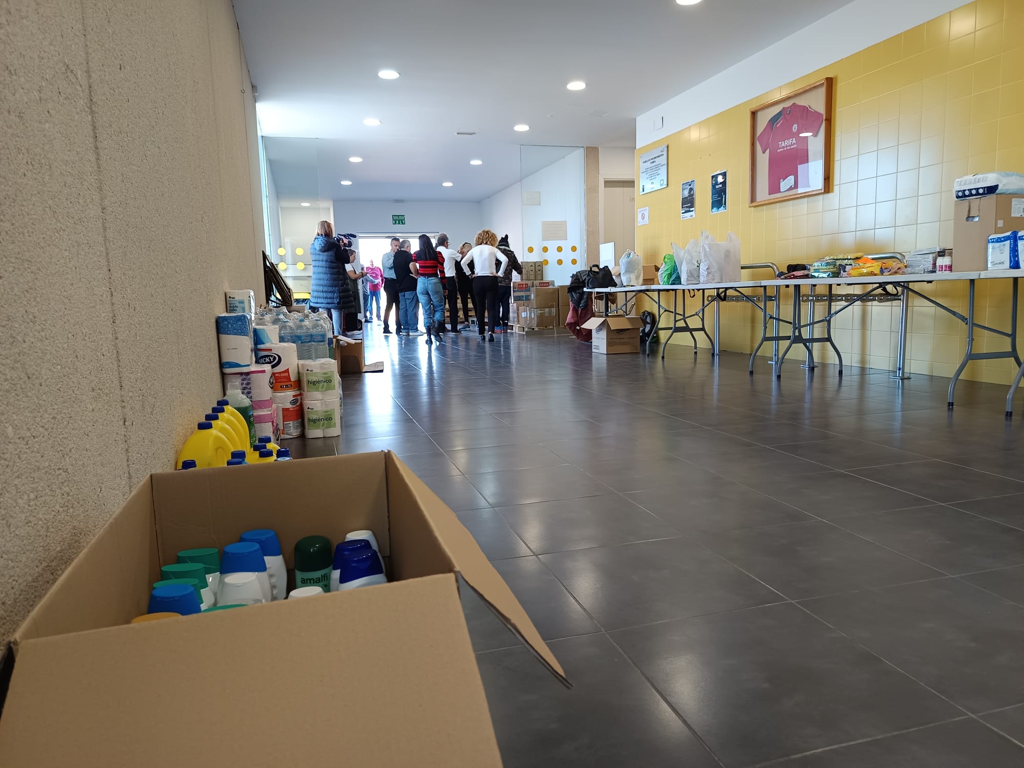 El polideportivo de La Marina, lugar de recogida de productos para los damnificados de la DANA en Valencia