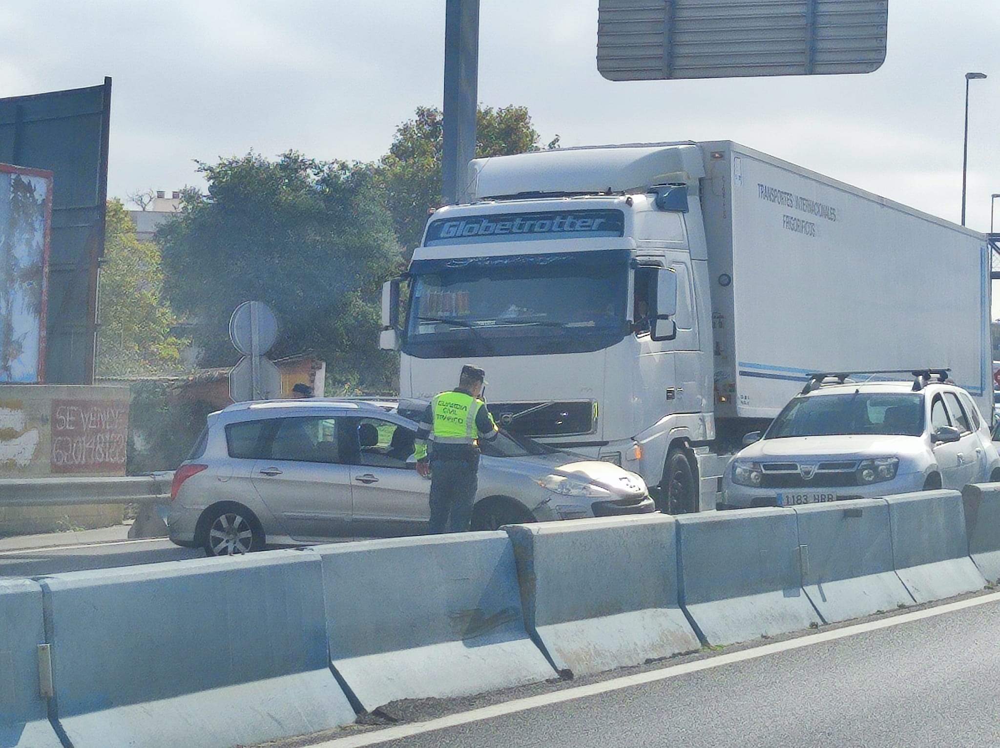 Un turismo y un camión colisionan a la salida del túnel de Algeciras. Foto: S.D/8Directo