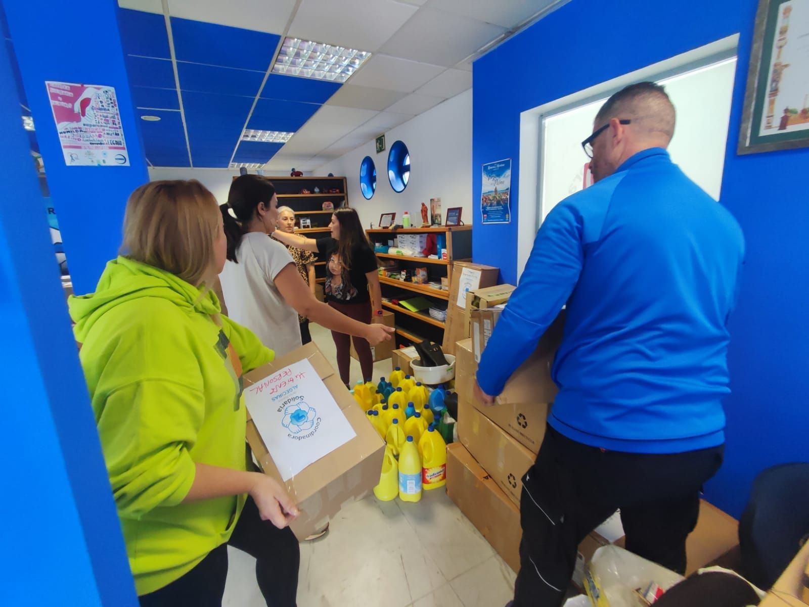 La coordinación entre estibadores del Puerto de Algeciras y de Valencia para ayudar a los afectados por la DANA